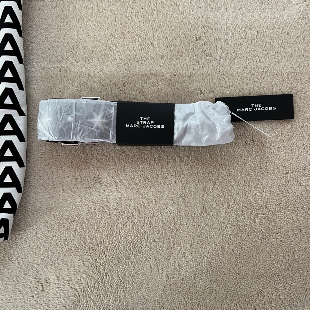 Marc Jacobs “The Tote Bag” Strap (only)
Beautiful, black and nickel design.